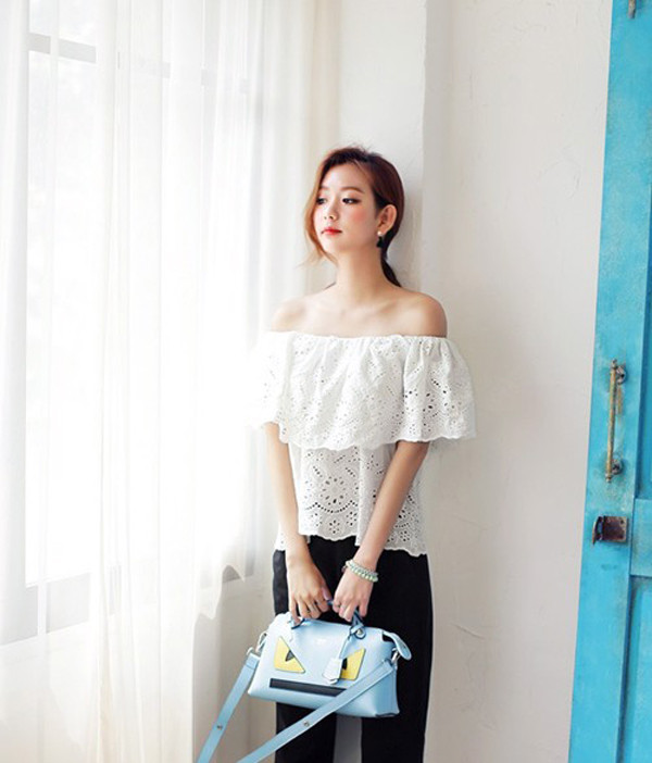 Ngoài ra, trang phục có đường viền xếp li bồng bềnh ở ngực cũng rất hữu ích trong việc che chắn khi “thả rông”. Áo xếp li còn mang lại hiệu ứng thị giác vòng 1 trở nên đầy đặn hơn. (Ảnh minh họa)