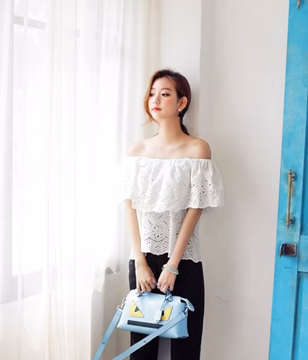 Ngoài ra, trang phục có đường viền xếp li bồng bềnh ở ngực cũng rất hữu ích trong việc che chắn khi “thả rông”. Áo xếp li còn mang lại hiệu ứng thị giác vòng 1 trở nên đầy đặn hơn. (Ảnh minh họa)