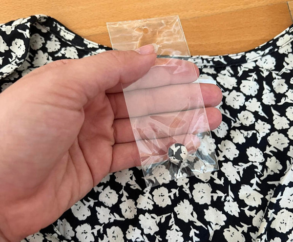 Đáng lưu ý, bạn nên kiểm tra xem bộ đồ có được đính chiếc cúc phụ hay không. Những chiếc cúc này rất quan trọng bởi bạn khó có thể kiếm được chiếc tương tự khi lỡ bị mất.