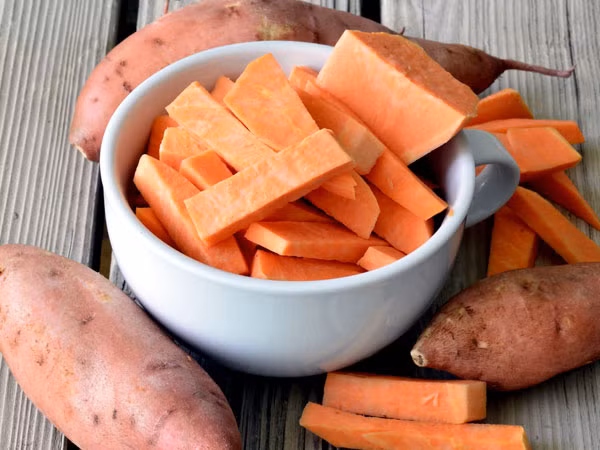 Các chất dinh dưỡng trong khoai đều có lợi cho nỗ lực chăm sóc sức khỏe. Tuy vậy, nếu chỉ dựa trên điều tra và phân tích dữ liệu, khẳng định khoai lang có tác dụng chống ung thư có chút phóng đại.