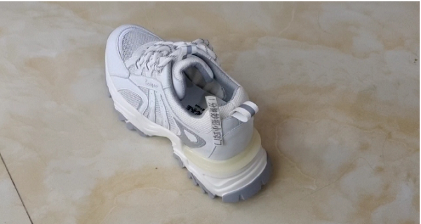 “Đuôi nhỏ” phía gót giày. Giày là vật dụng phổ biến song nhiều người không biết tác dụng của phần “đuôi nhỏ” này, dùng kéo cắt đi. Thực tế, những chiếc “đuôi” ra đời nhằm mang đến sự tiện lợi cho người sử dụng. (Ảnh: Minh họa, BS)