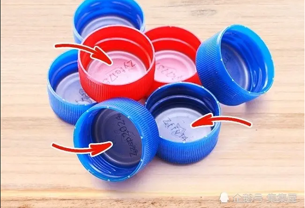 Phần nhựa bên trong nắp chai không chỉ để ghi các thông tin cần thiết. Nó còn là thứ rất cần thiết trong các chai nước có ga, giúp khí ga không bị bay hơi.