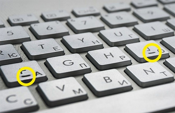 Hai gờ nổi trên phím F và J được thiết kế để người dùng định vị đúng phím cần gõ mà không cần nhìn xuống bàn phím. Bằng cách xác định những phần gờ này, bạn có thể tăng tốc độ gõ phím mà không cần nhìn trực tiếp xuống bàn phím. Phím F và phím J được lựa chọn là bởi chúng là vị trí tự nhiên nhất để người dùng đặt ngón tay trỏ của mình khi gõ phím.