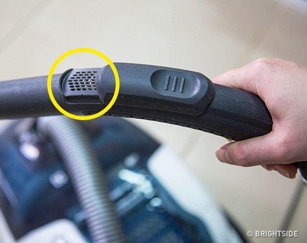 Những lỗ nhỏ trên tay cầm máy hút bụi không phải chi tiết thừa. Chúng được thiết kế để giảm lực hút của máy, chẳng hạn khi cần hút bụi cho rèm cửa. Nó cũng giúp cho những vật bị mắc kẹt trong phần thân ống được lấy ra dễ dàng.