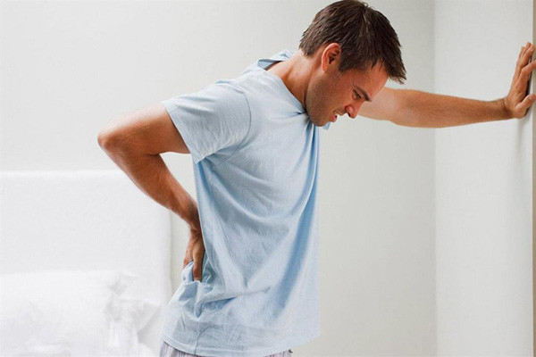 Tuyến tiền liệt có vấn đề sẽ ảnh hưởng đến việc tiểu tiện, dẫn đến tiểu khó, tiểu buốt kèm các triệu chứng như tiểu nhiều lần, tiểu dắt, tiểu lâu... Đáng lưu ý, nước tiểu của người bệnh chuyển màu nâu đen, lẫn tia máu thì cần hết sức thận trọng. Đây có thể là dấu hiệu viêm nhiễm bàng quang, thậm chí ung thư bàng quang.