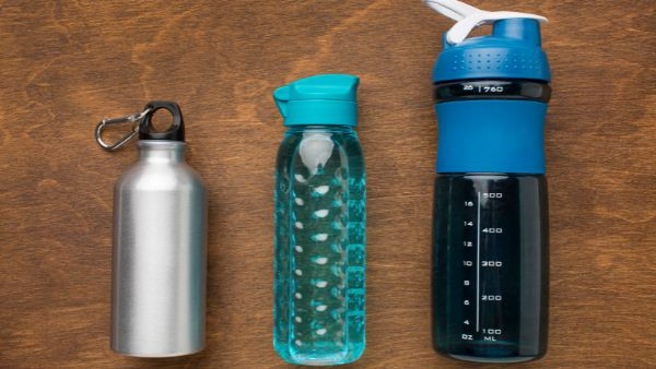 Để có lợi cho sức khỏe, bạn nên uống nước đựng trong bình giữ nhiệt làm bằng thép không gỉ. Khi sử dụng, bạn cần đảm bảo đồ dùng luôn được vệ sinh sạch sẽ, tránh trường hợp mầm bệnh, nấm mốc tích tụ.