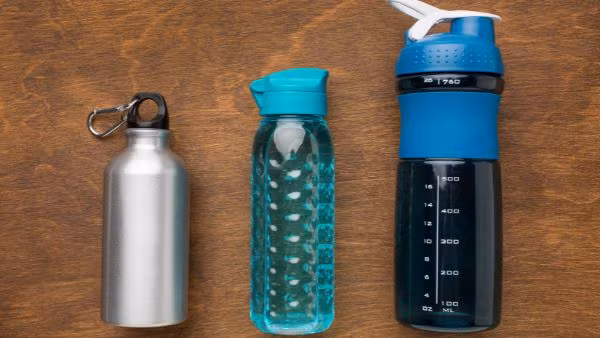 Để có lợi cho sức khỏe, bạn nên uống nước đựng trong bình giữ nhiệt làm bằng thép không gỉ. Khi sử dụng, bạn cần đảm bảo đồ dùng luôn được vệ sinh sạch sẽ, tránh trường hợp mầm bệnh, nấm mốc tích tụ.