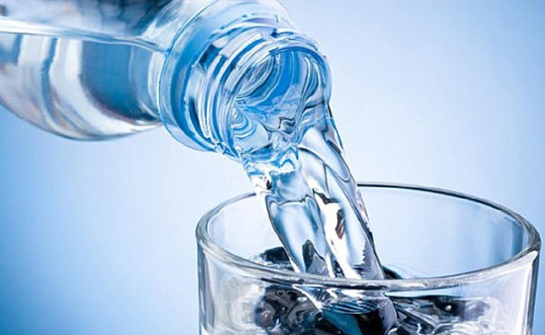 4. Nguy cơ chứa chất gây ung thư. Nước đựng trong chai nhựa có nhiều khả năng chứa các hợp chất gây ung thư do phản ứng giữa nước và nhựa. Cụ thể, thành phần BPA có trong chai nhựa được cho là góp phần vào sự phát triển của ung thư vú.