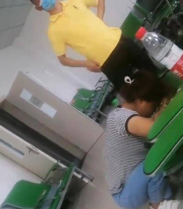 Vo dau quan vi soi than, chong than nhien ngoi lam viec “chuong mat”-Hinh-2