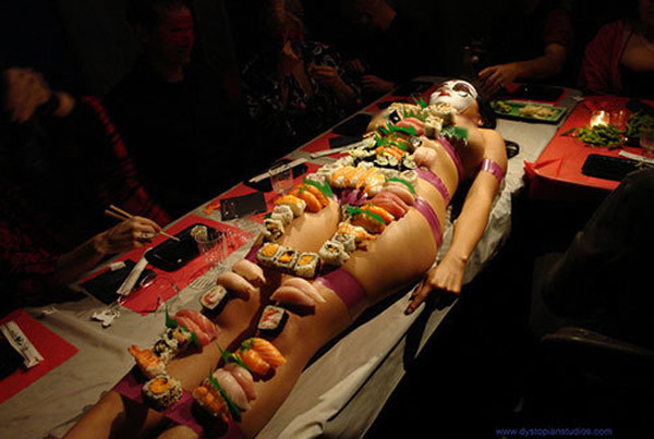 Nyotaimori gợi cảm nhưng không gợi dục. Nó là một loại hình ăn sushi nghệ thuật. Người mẫu và thực khách đều có quy định khắt khe để không ảnh hưởng đến chất lượng món ăn và an toàn cho người mẫu. Dù vậy, kiểu ăn sexy này vẫn không khỏi khiến nhiều người đỏ mặt.