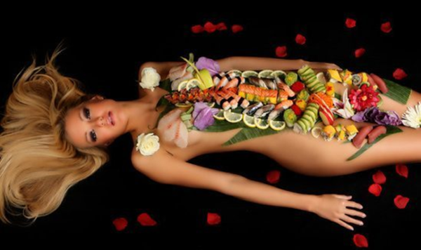 Nyotaimori bắt nguồn từ việc ăn mừng chiến thắng của các Samurai, diễn ra trong một ngôi nhà có các Geisha. Dù không được người dân vinh danh, nhưng hình thức ăn uống này vẫn thịnh hành và trở thành một xu hướng ẩm thực gây bão trên toàn thế giới.
