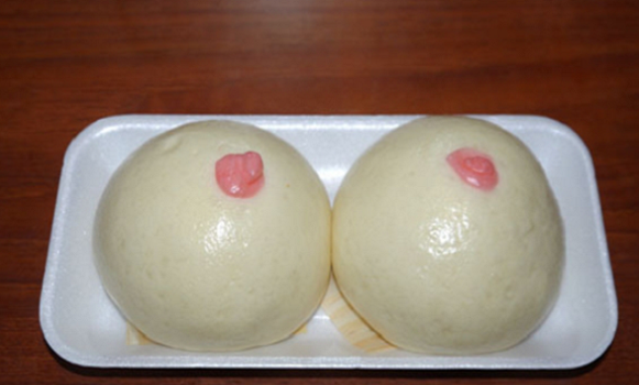 Tương tự, cặp bánh bao này được tạo hình giống hệt núi đôi. Được biết, cặp bánh là sản phẩm của cửa hàng do 2 người phụ nữ lớn tuổi Nhật Bản quản lý.