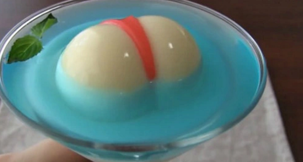 Chiếc bánh được tạo hình giống cặp mông tại một nhà hàng khác ở Nhật Bản. Trong chiếc ly, có thạch màu xanh, nhân bánh trắng. Đặc biệt, dải thạch đỏ khiến nhiều người liên tưởng đến mẫu lót gợi cảm.