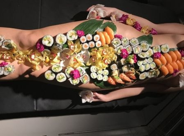Có lẽ, bữa ăn sexy nhất phải kể đến tiệc sushi khỏa thân (Nyotaimori) ở Nhật Bản. Khi tham gia bữa tiệc, các món sushi, sashimi sẽ được bài trí trên cơ thể người mẫu không mặc quần áo.