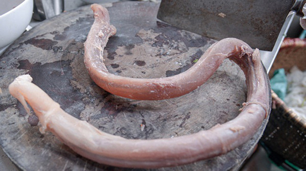 Sở hữu cái tên “khói lửa” song món ăn rất hấp dẫn. Cách gọi tránh vừa tạo sự độc đáo, tế nhị vừa thu hút sự chú ý của thực khách. So với phụ nữ, cánh mày râu tỏ ra thích thú với lẩu “súng đạn” hơn bởi tác dụng tráng dương bổ thận.