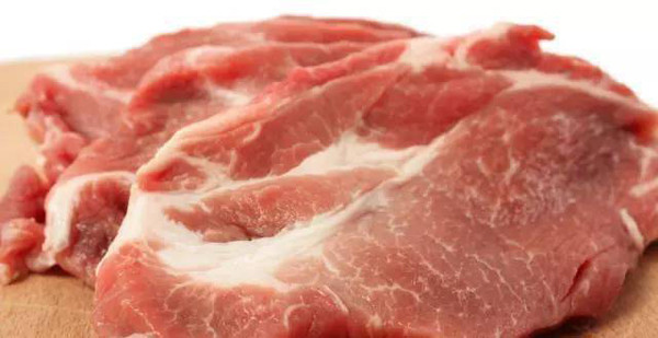 Thịt lợn “sạch" thường không có mùi tanh, mỡ lợn dày 2-3cm, có mùi thơm, vị béo nhưng không ngấy.