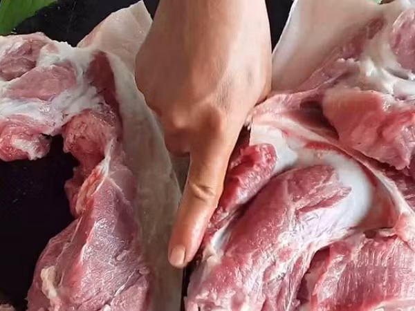 Lợn theo kiểu công nghiệp thường có thời gian xuất chuồng ngắn, nuôi nhốt tập trung nên ít vận động. Thịt lợn kiểu này thớ không chắc, thơm và ngọt như lợn nuôi theo kiểu truyền thống.