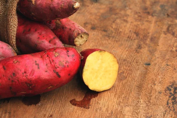 Họ tin rằng chất hydroepiandrosterone trong khoai lang góp phần ức chế sự phát triển của tế bào ung thư, đặc biệt là ung thư ruột kết và ung thư vú.