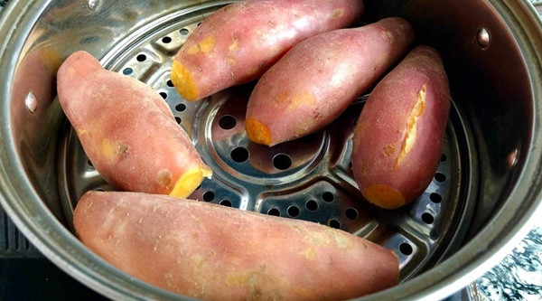 Về thành phần dinh dưỡng, 100g khoai lang tươi chứa khoảng 2,28g protein, 4,1g carbohydrate và nhiều chất khác như kali, sắt, phốt pho, caroten, khoáng chất và các nguyên tố vi lượng. Đặc biệt, caroten trong lá khoai thậm chí còn nhiều hơn cà rốt.