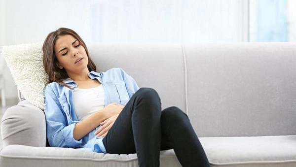 Xì hơi. Khoai lang chứa nhiều đường, cơ thể hấp thụ chậm. Chất dinh dưỡng lâu không hấp thụ sẽ lên men, tạo khí trong dạ dày. Người ăn dễ bị ợ hơi, xì hơi.