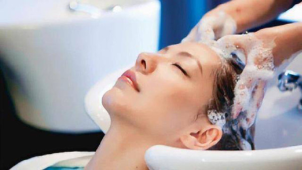 Trong khi đó, gội đầu bằng nước lạnh buổi sáng còn ảnh hưởng nghiêm trọng hơn nhiều. Nước lạnh sẽ nhanh chóng làm suy giảm dương khí trong người. Duy trì tình trạng thiếu dương thời gian dài, cơ thể dễ đối diện tình trạng rối loạn cương dương, khả năng miễn dịch kém...