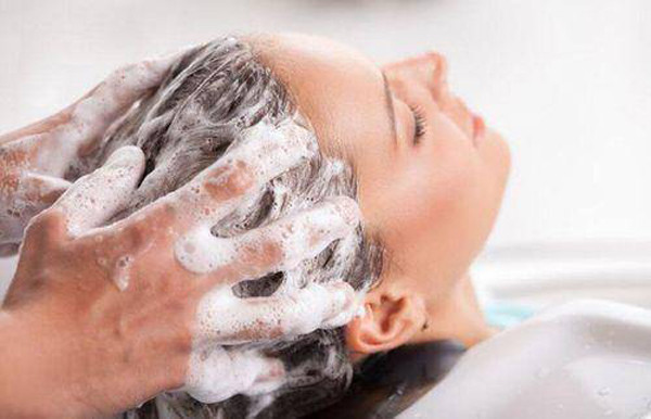 Nhịp sống bận rộn, nhiều người không thể duy trì thời gian vệ sinh cá nhân cố định, tắm và gội đầu thất thường, thậm chí ngay trước khi đi ngủ buổi đêm. Đáng lưu ý, thời điểm gội đầu ảnh hưởng không nhỏ đến sức khỏe. (Ảnh minh họa)