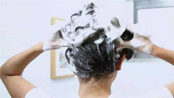 Bên cạnh đó, buổi sáng là thời điểm tăng cường dương khí. Gội đầu buổi sáng, ngay cả khi bạn gội bằng nước ấm, nếu không chú ý tránh gió tránh rét, khí ẩm rất dễ thâm nhập vào cơ thể qua các lỗ chân lông. Điều này làm suy giảm dương khí, ảnh hưởng xấu đến dương khí của tạng phủ, khiến dương khí khó phát triển trong cơ thể.