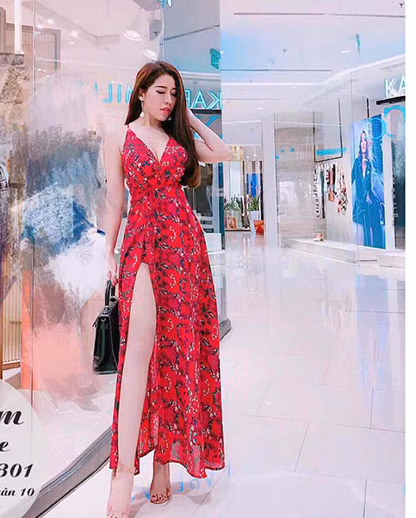 Váy xẻ tà khi mặc lên sẽ tôn dáng, tạo hiệu ứng thị giác cao và gầy hơn. Vết cắt khéo léo giúp bạn khoe một trong những điểm gợi cảm nhất nhì trên cơ thể.