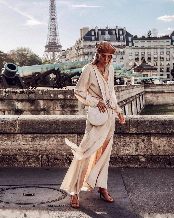 Thực tế, váy xẻ tà chỉ để lộ đôi chân lấp ló. Sự xuất hiện không đầy đủ giúp người nhìn cảm giác đôi chân nhỏ hơn. So với dáng váy dài và váy ngắn, váy xẻ tà được đánh giá cao hơn trong việc che khéo khuyết điểm này.