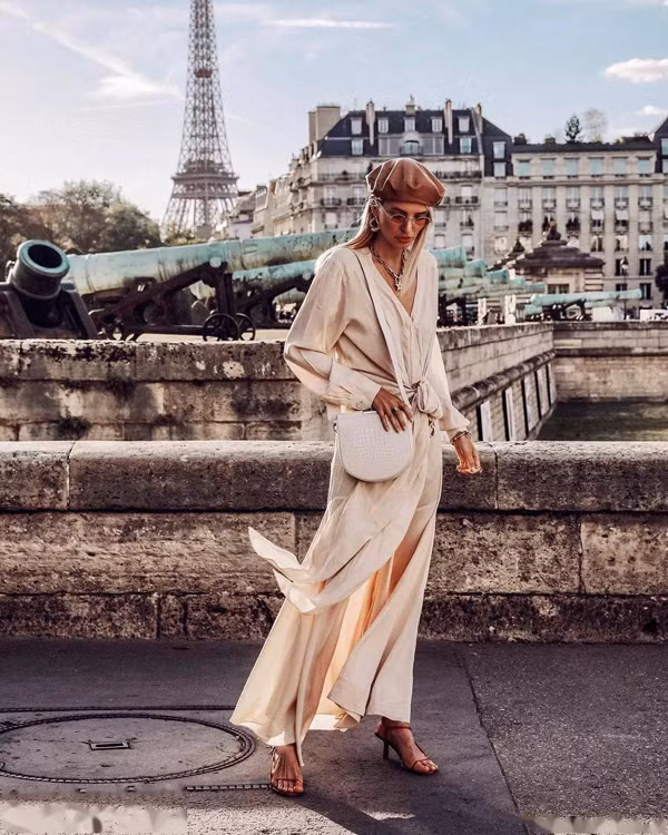 Thực tế, váy xẻ tà chỉ để lộ đôi chân lấp ló. Sự xuất hiện không đầy đủ giúp người nhìn cảm giác đôi chân nhỏ hơn. So với dáng váy dài và váy ngắn, váy xẻ tà được đánh giá cao hơn trong việc che khéo khuyết điểm này.