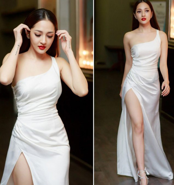 Đặc biệt, váy xẻ tà để lộ vùng da trắng mịn sau lớp vải rất kích thích trí tưởng tượng. Làn da tươi mát, mịn màng mang tới sự gợi cảm khó cưỡng mà không cần hở bạo.