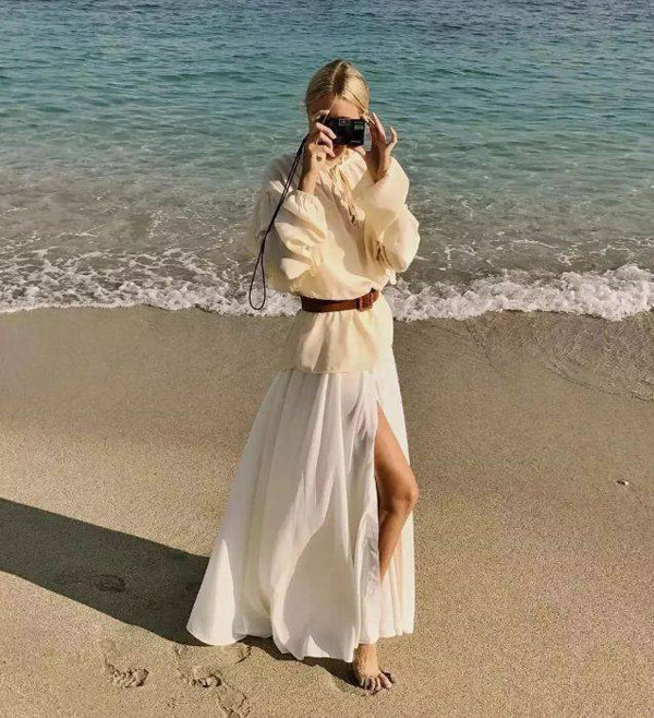  Mẫu váy xẻ tà giúp giấu khuyết điểm chân cong, thô hiệu quả. Nhiều chị em sở hữu chân cong, thô, ngại mặc váy xẻ tà vì lo chúng để lộ vùng chân nhiều. Vậy nhưng thiết kế xẻ tà không phơi bày khuyết điểm đôi chân như nhầm tưởng.