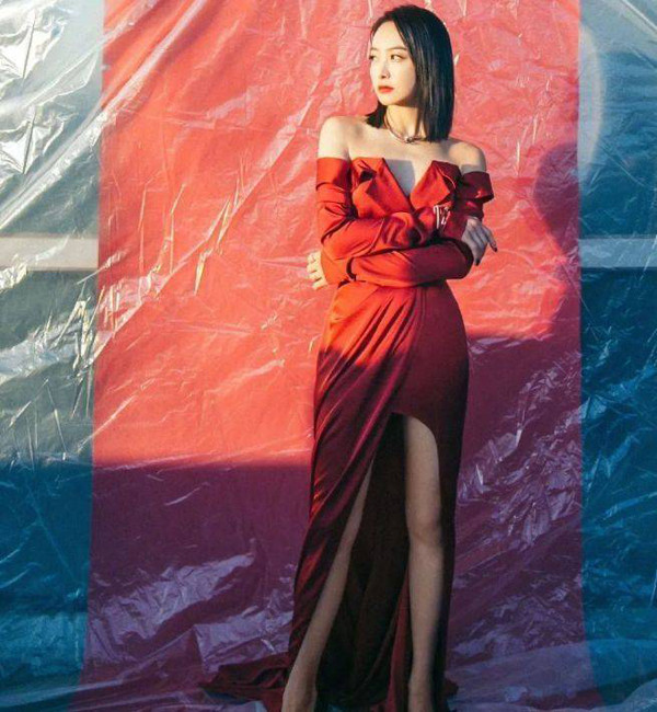 Theo các blogger thời trang Trung Quốc, váy xẻ tà tạo trend suốt thời gian qua bởi những ưu điểm vượt trội. Thiết kế có khả năng ứng dụng cao, đơn giản nhưng vẫn mang tới sự thanh lịch, gợi cảm. Đặc biệt, váy xẻ tà không hề kén dáng. Nó phù hợp với hầu hết vóc người. Váy xẻ tà có thể làm được nhiều điều tuyệt vời mà một số thiết kế khác khó bì.