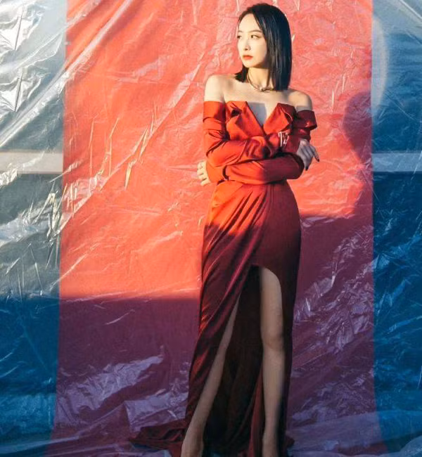 Theo các blogger thời trang Trung Quốc, váy xẻ tà tạo trend suốt thời gian qua bởi những ưu điểm vượt trội. Thiết kế có khả năng ứng dụng cao, đơn giản nhưng vẫn mang tới sự thanh lịch, gợi cảm. Đặc biệt, váy xẻ tà không hề kén dáng. Nó phù hợp với hầu hết vóc người. Váy xẻ tà có thể làm được nhiều điều tuyệt vời mà một số thiết kế khác khó bì.