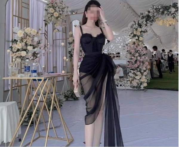 Ngoài ra, phụ nữ cũng nên tránh trang phục cắt xẻ, xuyên thấu để lộ quá nhiều da thịt. Kiểu trang phục này mang đến cho bạn vẻ ngoài nổi bật song cũng dễ khiến người khác phàn nàn.