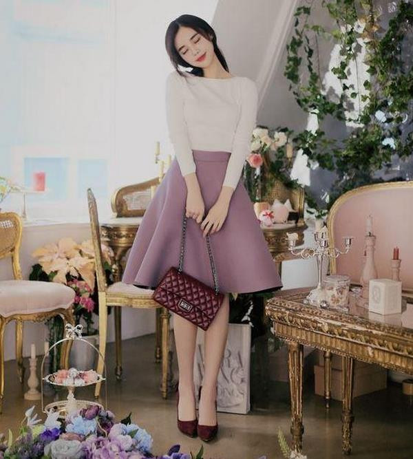 Cuối cùng, bạn gái nên tránh ăn mặc xuề xòa và luộm thuộm. Ăn mặc lôi thôi đến đám cưới cũng thể hiện thái độ thiếu tôn trọng với chủ nhân bữa tiệc. Nếu không có những trang phục phù hợp, ít nhất hãy chuẩn bị một outfit gọn gàng, lịch sự.