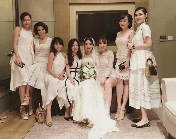 Để lên đồ đi đám cưới phù hợp, chị em nên tránh mặc váy trắng, đặc biệt váy trắng lộng lẫy. Đây là gam màu thường được cô dâu lựa chọn. Thay vào đó, bạn nên tham khảo những mẫu váy màu pastel, màu phấn nhẹ nhàng. Gam màu này vừa mang tới vẻ ngoài nữ tính tương tự như màu trắng, vừa không lo “chặt đẹp” trang phục cô dâu.