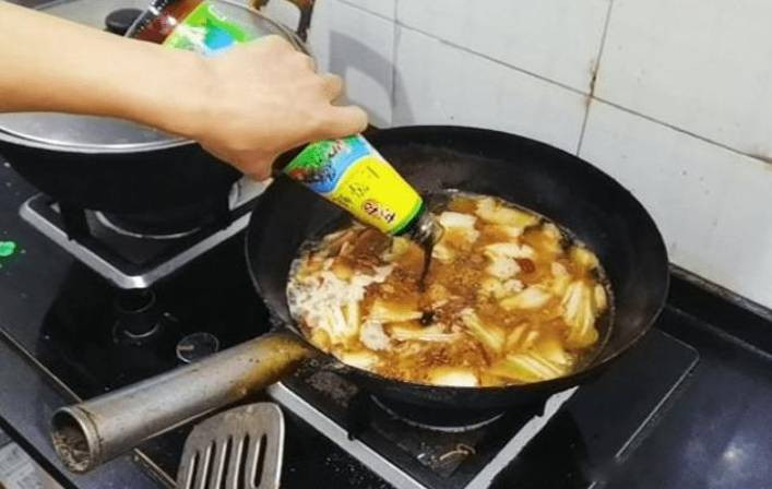 1 không làm: Không chần trước thịt/sườn lợn: Nhiều người thường khử mùi tanh của thịt lợn bằng cách chần qua nước trước khi nấu. Cách này thực sự có tác dụng giảm bớt mùi tanh nhưng sau khi đun nhiều lần thịt lợn sẽ bị khô cứng và mùi vị không ngon. (Ảnh: Aboluowang)