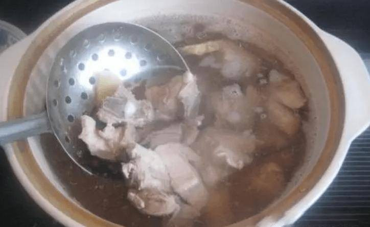 Cách nấu thịt lợn tuy đơn giản nhưng vẫn có nhiều người không làm được. Nếu chế biến và sử dụng gia vị không đúng cách thì thịt lợn ăn sẽ tương đối khô và có mùi tanh nồng, không thơm. (Ảnh: Aboluowang)