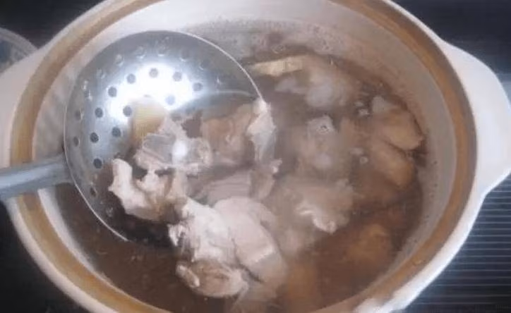 Cách nấu thịt lợn tuy đơn giản nhưng vẫn có nhiều người không làm được. Nếu chế biến và sử dụng gia vị không đúng cách thì thịt lợn ăn sẽ tương đối khô và có mùi tanh nồng, không thơm. (Ảnh: Aboluowang)