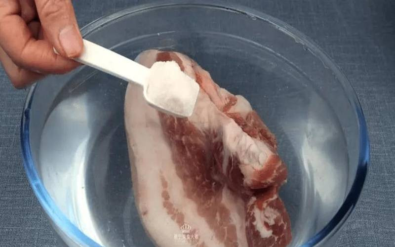 Nhiều người thường quen với việc thái thịt lợn rồi cho trực tiếp vào nồi để nấu hoặc hầm. Điều này sẽ khiến thịt có mùi tanh. Trong khi đó, một số người sẽ nêm nhiều gia vị vì cho rằng thịt được nấu như vậy sẽ chín thơm hơn. Thực chất, tất cả hai cách chế biến này đều sai. (Ảnh: Aboluowang)