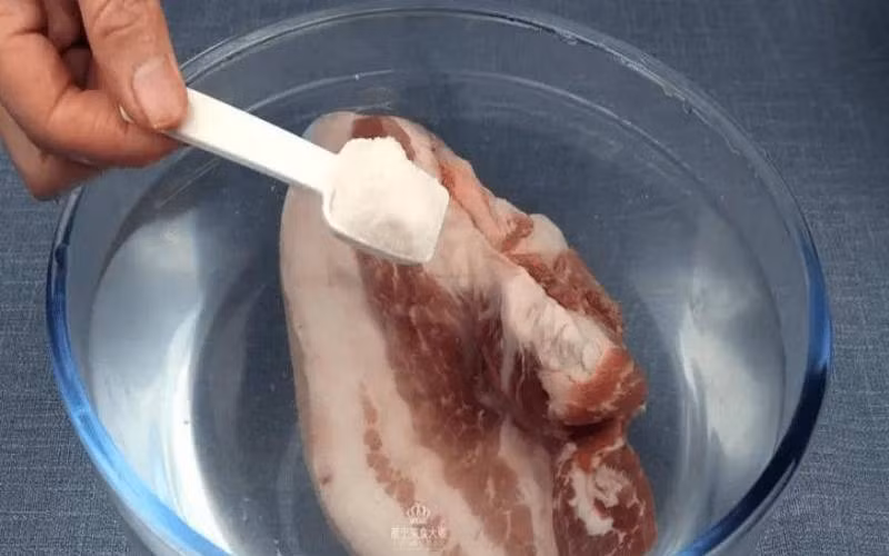 Nhiều người thường quen với việc thái thịt lợn rồi cho trực tiếp vào nồi để nấu hoặc hầm. Điều này sẽ khiến thịt có mùi tanh. Trong khi đó, một số người sẽ nêm nhiều gia vị vì cho rằng thịt được nấu như vậy sẽ chín thơm hơn. Thực chất, tất cả hai cách chế biến này đều sai. (Ảnh: Aboluowang)