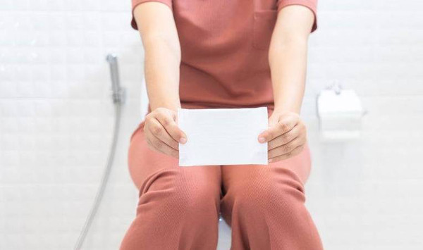 Mặc quần lót bẩn. Quần lót là đồ tiếp xúc với âm đạo thường xuyên. Nếu quần không sạch, vi khuẩn sẽ nhanh chóng thâm nhập âm đạo, gây nên các bệnh phụ khoa.