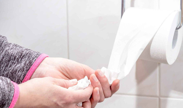 Dùng giấy vệ sinh không đúng cách. Giấy vệ sinh rất hữu ích để làm sạch vùng kín, giúp vùng kín luôn khô ráo. Vậy nhưng, dùng giấy vệ sinh không đúng cách, chất lượng giấy vệ sinh không đảm bảo có thể làm tăng nguy cơ mắc các bệnh phụ khoa.