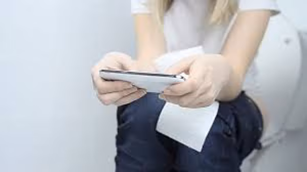 Theo Brightside, điện thoại thậm chí còn bẩn hơn cả bệ ngồi bồn cầu. Nghiên cứu cũng cho thấy, vi khuẩn E.coli cùng nhiều loại vi khuẩn khác được tìm thấy trên điện thoại di động. Đáng lưu ý, nguy cơ vi khuẩn sinh sôi trên điện thoại di động thậm chí còn cao hơn các bề mặt khác do điện thoại thường nóng lên khi hoạt động, tạo ra môi trường ấm áp cho vi khuẩn tồn tại và phát triển.