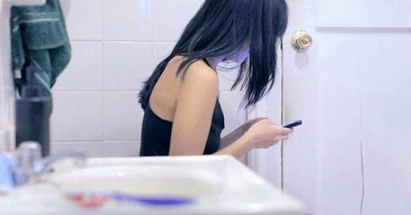Dùng điện thoại khi đi vệ sinh. Nhiều người có thói quen vừa dùng điện thoại vừa đi vệ sinh. Vậy nhưng, hành động này có thể làm tăng nguy cơ mắc viêm phụ khoa.