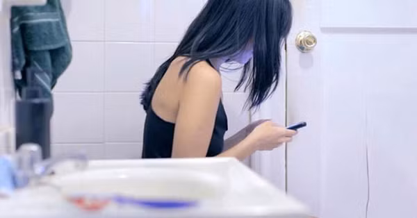 Dùng điện thoại khi đi vệ sinh. Nhiều người có thói quen vừa dùng điện thoại vừa đi vệ sinh. Vậy nhưng, hành động này có thể làm tăng nguy cơ mắc viêm phụ khoa.