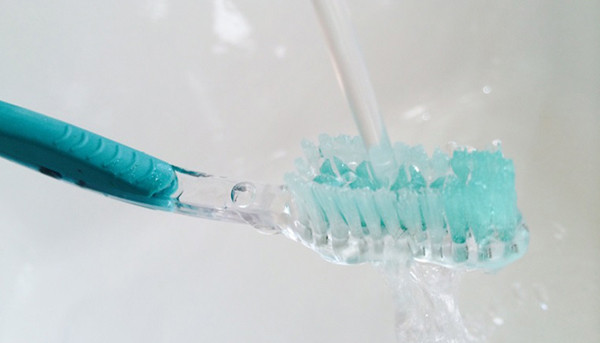 Bàn chải kém chất lượng. Lông bàn chải đánh răng cứng và dày kích ứng nướu, làm chảy máu khiến bạn dễ có cảm giác buồn nôn, nôn. Bình thường, lông bàn chải được chia làm ba loại là mềm, trung tính và cứng.