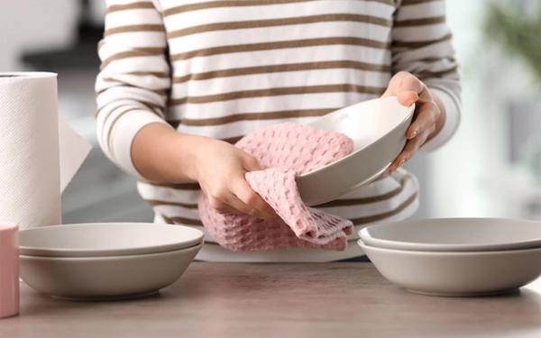 Làm khô bát đĩa. Rửa chén nên úp đĩa cho khô tự nhiên sẽ tốt hơn lau khô. Nguyên nhân bởi lau khô khiến vi khuẩn trong khăn sẽ lây lan sang chén đĩa sạch và khiến chén đĩa nhiễm khuẩn.
