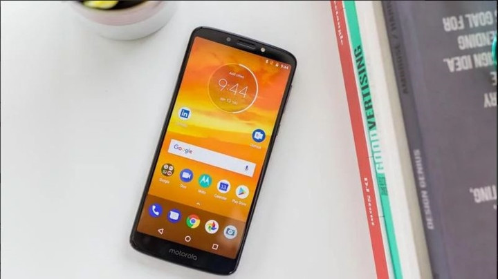 2. Moto E5 Plus có tuổi thọ pin vượt trội, với kích pin 5000mAh. Thời gian hoạt động liên tục 11h22.